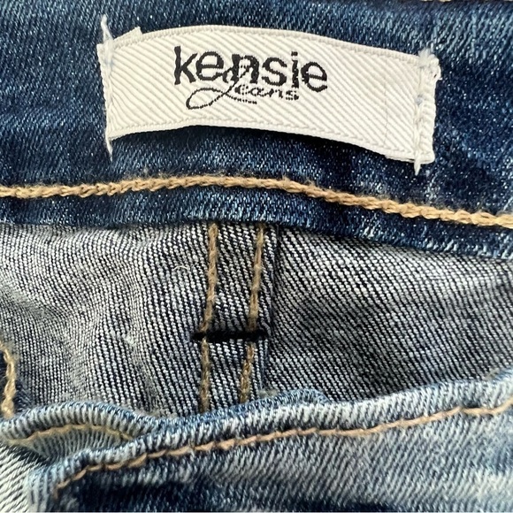 NWT KENSIE Women’s Blue Jean Shorts Sz 4 Distressed Medium Wash Stretch Pockets - Picture 3 of 13